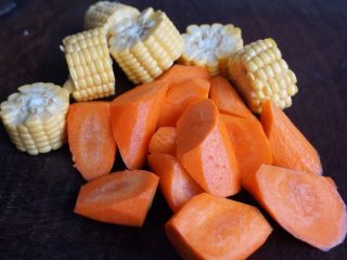 5、紫淮山玉米猪骨汤,胡萝卜切块，玉米切小段