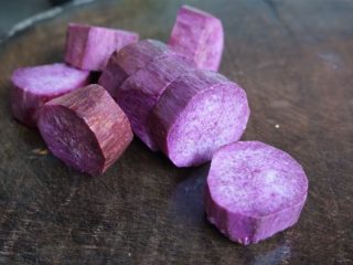 6、紫淮山玉米猪骨汤,紫淮山切块