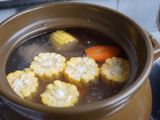 9、紫淮山玉米猪骨汤,加入玉米和红枣