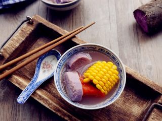 11、紫淮山玉米猪骨汤,大火烧开后转小火煲90分钟