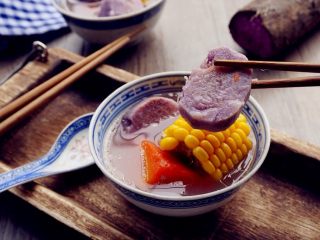 12、紫淮山玉米猪骨汤,最后加盐调味即可