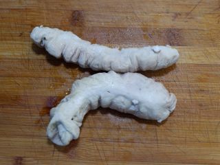 1、家庭快手版—辣炒大肠,半成品大肠准备好