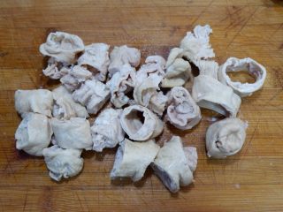 2、家庭快手版—辣炒大肠,切成小圈