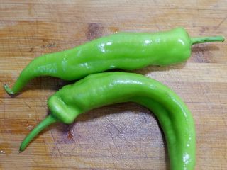 4、家庭快手版—辣炒大肠,青椒洗净