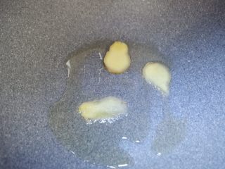 7、家庭快手版—辣炒大肠,加入姜片炒香