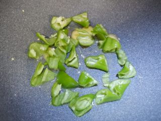 8、家庭快手版—辣炒大肠,在加入尖椒炒出辣味