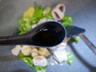 9、家庭快手版—辣炒大肠,加入大肠，倒入1勺料酒。