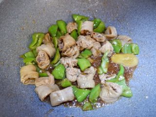 11、家庭快手版—辣炒大肠,翻炒均匀。