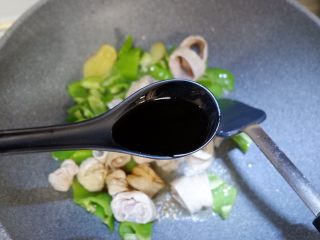 10、家庭快手版—辣炒大肠,1勺酱油。