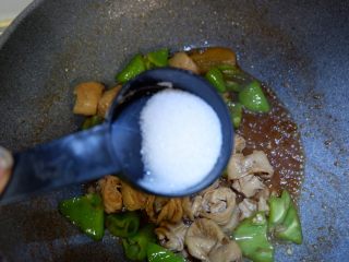 12、家庭快手版—辣炒大肠,在加入1勺白糖。