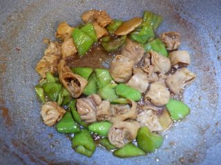 13、家庭快手版—辣炒大肠,翻炒至汤汁浓稠即可。