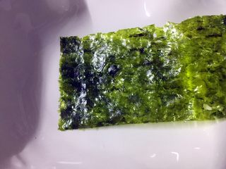 15、改版牛油拌饭(深夜食堂),用海苔剪出眼睛、鼻子和嘴巴