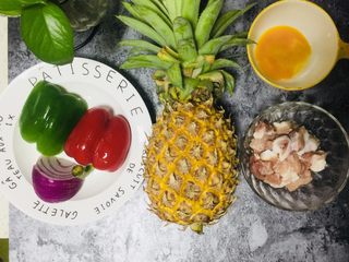 1、糖醋菜＋菠萝咕噜肉,先把所需要材料准备好。