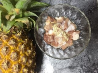 2、糖醋菜＋菠萝咕噜肉,把猪肉或者里脊肉洗干净后，切成2cm左右的小块后加入盐巴、料酒、和少许胡椒粉腌制20分钟左右。