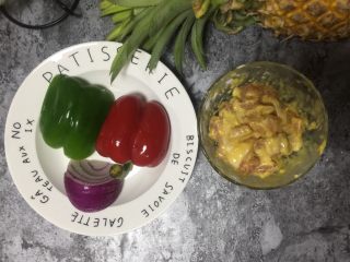 3、糖醋菜＋菠萝咕噜肉,肉里加入打散的蛋黄抓匀。