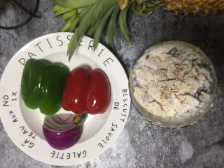 4、糖醋菜＋菠萝咕噜肉,肉中加上淀粉和面粉混合的粉，让每一块肉均匀的裹上粉。