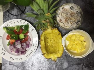 6、糖醋菜＋菠萝咕噜肉,青红椒跟洋葱全部切小块备用，所有材料准备好。