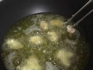 7、糖醋菜＋菠萝咕噜肉,锅中多加些油烧七八成热后，小火把裹好的肉一块块夹下油锅炸熟。