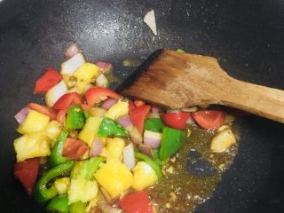 10、糖醋菜＋菠萝咕噜肉,锅底留少许油，先倒入配菜翻炒一会，加点生抽上色。