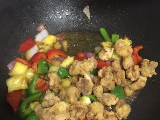 11、糖醋菜＋菠萝咕噜肉,再把复炸好的猪肉下锅一起翻炒匀