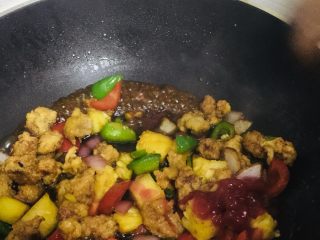 12、糖醋菜＋菠萝咕噜肉,依次加入番茄酱，醋，水，糖后快速翻拌均匀，让每一块肉都裹上酸甜汁。(酸甜口味可根据个人来调，喜欢甜的就多加点糖)