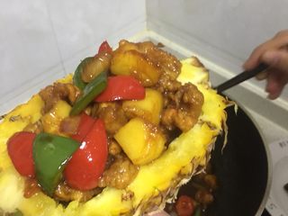14、糖醋菜＋菠萝咕噜肉,做好的菠萝咕噜肉装入已挖好的半个菠萝碗中即可。