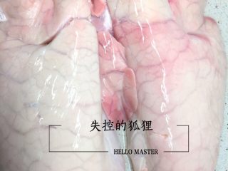 9、猪肺的处理方法,完全清洗干净的猪肺,清洗好的猪肺是发白的哦。一定要努力多灌水倒水,来回反复。