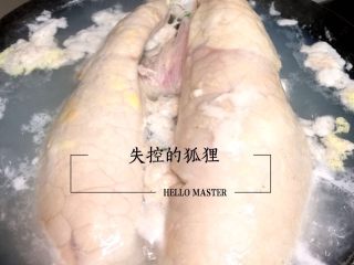 15、猪肺的处理方法,煮的过程中会有很多浮末,用勺子沥去浮末。
