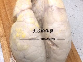 16、猪肺的处理方法,煮好的猪肺。切开。如果切开内部没熟,可以再放锅里回煮一下。不过最好一次性煮熟。