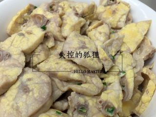 22、猪肺的处理方法,处理好切片的猪肺,凉透后,用保鲜袋装起来,冰箱冷冻保存。 我家里就我跟我老公,公公婆婆定居美国,我爸妈也不在我们这里。所以一个猪肺够我跟我老公吃一个多礼拜了。变着法儿吃。各种猪肺料理。