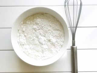 3、冰皮月饼,倒入牛奶  搅拌均匀