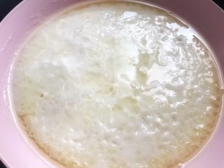 4、冰皮月饼,表面的一层浮油 正常 一会会揉进去