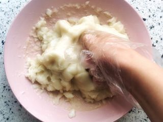 6、冰皮月饼,等面团没那么烫的时候  带上手套  没有手套用保鲜袋  因为实在太黏了  用手背按压和揉面的方式 把浮油揉进面里