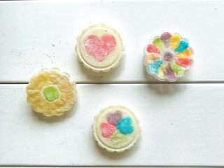 9、冰皮月饼,把彩色的面团按照自己喜欢的花色 按压到模具里 可以不用那么平整  做月饼的时候都会按的紧实   面扑不要放太多  不然无法粘连馅料面团