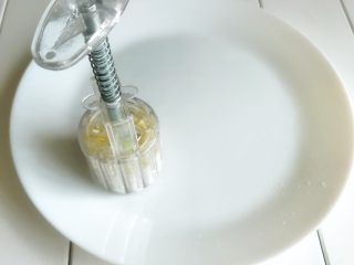 11、冰皮月饼,按压在较平的盘子上   慢慢脱模 即可