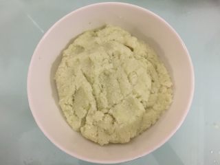 3、花菜底迷你披萨,把花菜粒放入微波炉中叮3分钟（时间根据量多少调整）