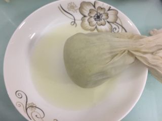 4、花菜底迷你披萨,放温后用纱布包裹好挤干水分，最后剩下大概130克左右