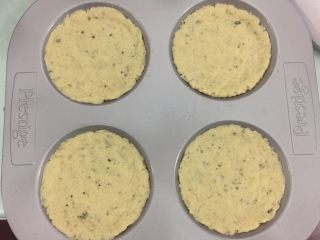 8、花菜底迷你披萨,把拌好花菜面团分成四份做成饼底