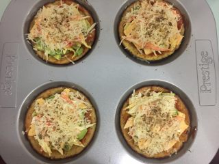 13、花菜底迷你披萨,撒上马苏里拉芝士碎、披萨草