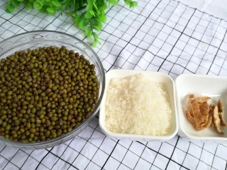 1、陈皮绿豆汤,准备食材:绿豆、细砂糖、陈皮