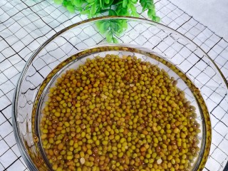 2、陈皮绿豆汤,绿豆清洗干净浸泡1小时