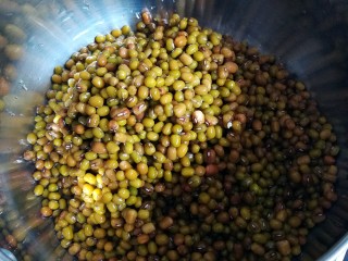 4、陈皮绿豆汤,绿豆倒入锅中