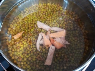 5、陈皮绿豆汤,加入4碗清水和陈皮，熬煮至绿豆开花即可