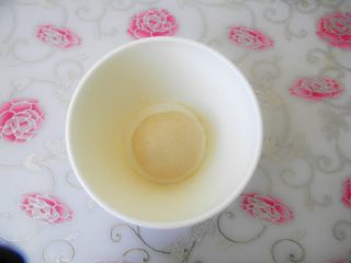 1、暖心壶紫薯酥,用面粉100克，猪油30克，糖20克，水50克和成油水面团。没有什么和面诀窍，统统放一起搅拌揉匀就可以，饧几分钟在揉两遍就会变得光滑