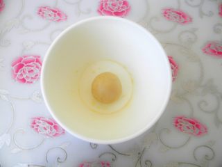 2、暖心壶紫薯酥,用面粉60克，猪油30克和成油酥面团。两种材料放一起揉匀就可以