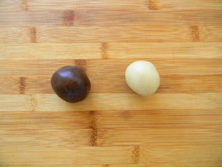 3、暖心壶紫薯酥,把油酥分成大小两份等份，其中一份放入可可粉揉匀成可可粉面团。在揉可可粉面团的时候可以滴入两滴食用油，这样比较好揉搓