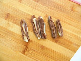 7、暖心壶紫薯酥,每个面团压扁，竖着分成5份