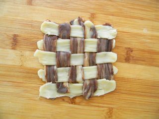 8、暖心壶紫薯酥,每一条都擀成长条状，五个一组，交叉叠好（在排列的时候，如果擀得面皮不规则，可以用小刀切割成直条状，剩余的面皮正好做茶壶的嘴和把）