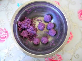 9、暖心壶紫薯酥,紫薯提前蒸熟，趁热碾成泥状，放入奶油，牛奶，炼乳和椰蓉，搓成约30克的球状