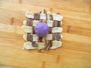 10、暖心壶紫薯酥,排列好的面皮放入一个紫薯馅